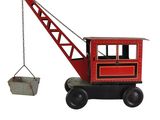 une grue jouet rouge à laquelle est suspendu un godet à l'arrière