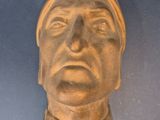statue représentant la tête d'un homme sur fond bleu