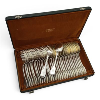 un coffret contenant de l'argenterie sur une surface blanche