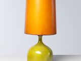 lampe de table jaune et orange posée sur une surface blanche