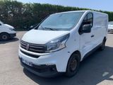 la camionnette blanche est garée dans le parking à proximité d'autres voitures