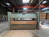 une grande machine qui se trouve dans un entrepôt