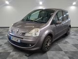 la photo d'une voiture argentée garée dans un garage