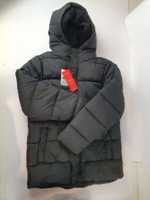 La veste est noire et porte une étiquette rouge.