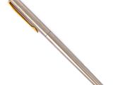 un stylo argenté posé sur une surface blanche