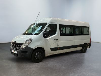 la photo d'une camionnette blanche garée dans une pièce