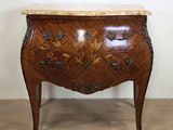 une image d'une commode en bois avec un plateau en marbre