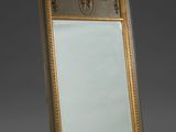 une image représentant un miroir à cadre doré sur fond gris