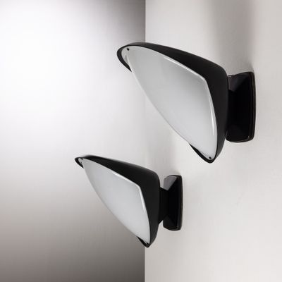 une paire de miroirs noirs et blancs fixés au mur d'une salle de bains