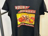 un t-shirt noir orné d'une image représentant un homme à moto