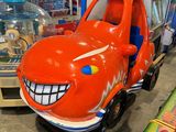 une petite voiture avec un grand sourire sur le capot