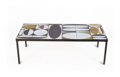 une photo d'une table basse ornée d'un motif