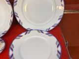 trois assiettes posées sur une table rouge