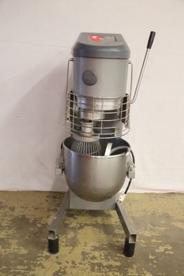 une photo d'un mixeur posé sur un pied