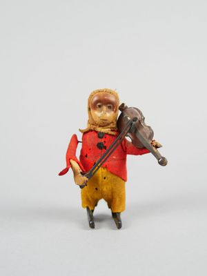 une petite figurine représentant un homme jouant du violon