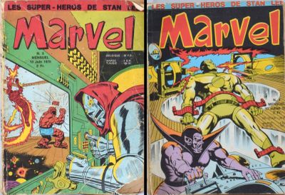 Deux couvertures de bandes dessinées Marvel sont exposées sur une table