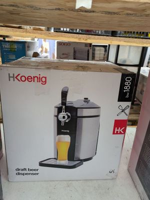 une caisse contenant une bière, posée sur une étagère