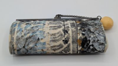 une photo d'un sac à main entouré d'une chaîne