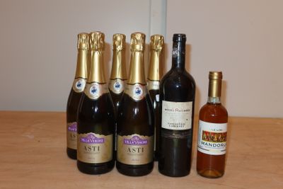 plusieurs bouteilles de vin posées sur une table en bois