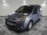 La camionnette grise de Citrole est garée dans une grande pièce