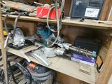 de nombreux outils sur les étagères du garage