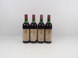 trois bouteilles de vin posées sur une table blanche