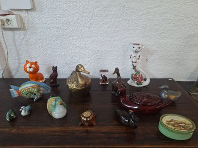 une table en bois sur laquelle sont disposées toutes sortes de figurines