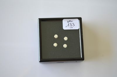 une petite boîte contenant trois petits diamants blancs