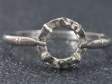 gros plan d'une bague en argent sur une surface noire