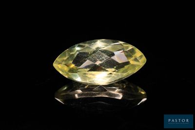 un diamant jaune sur une surface noire