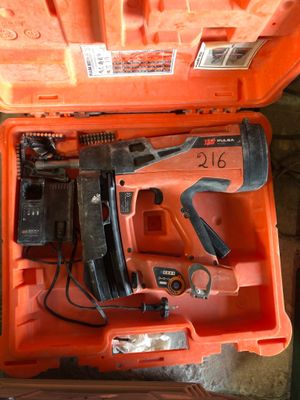 une boîte à outils orange contenant des outils