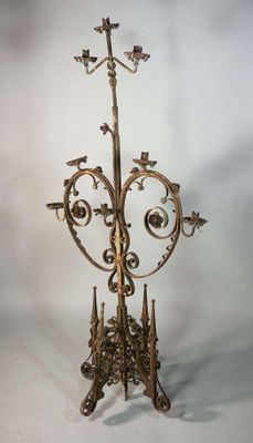 une image représentant un socle métallique surmonté d'une croix