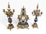 trois types d'horloges différents exposés sur un fond blanc