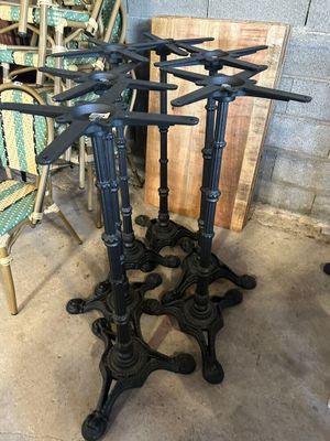 une table sur laquelle sont disposées plusieurs chaises