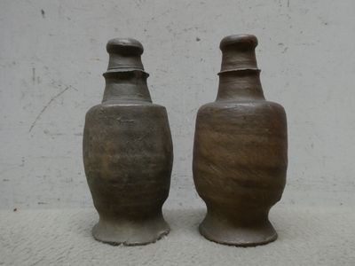 GER - 2 petites bouteilles en terre - H. 16 cm (petits éclats) - Photo 1