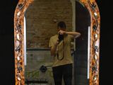 un homme se prenant en photo dans un miroir