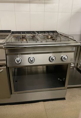 une cuisinière en acier inoxydable à quatre feux dans une cuisine