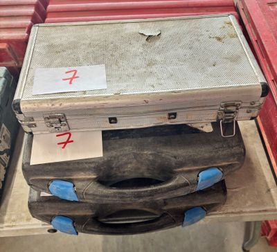 Plusieurs valises sont empilées les unes sur les autres sur une étagère