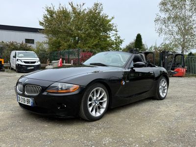 une BMW de sport noire garée sur un parking
