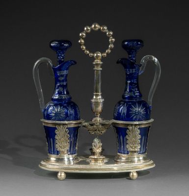 paire de vases en verre bleu posés sur un socle à base en argent
