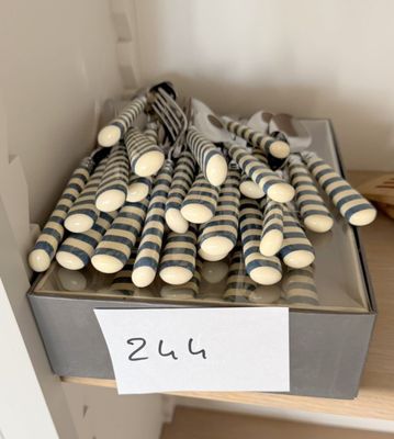 une boîte remplie de petites peluches posées sur une étagère