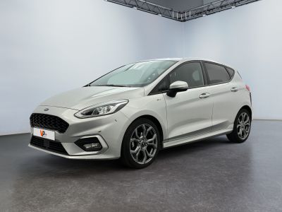 une Ford Fiesta blanche garée dans un showroom
