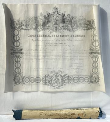 un vieux document sur lequel se trouvent un rouleau et un morceau de papier