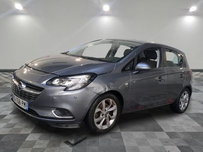 la voiture grise est garée sur un carrelage à carreaux