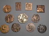 un lot de pièces de monnaie posées sur une table