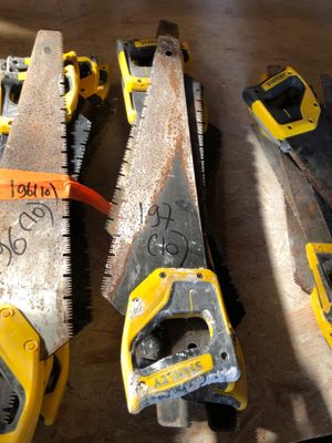 les nombreux types d'outils qui se trouvent sur la table