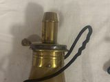 paire de lampes en laiton avec cordons noirs sur fond blanc