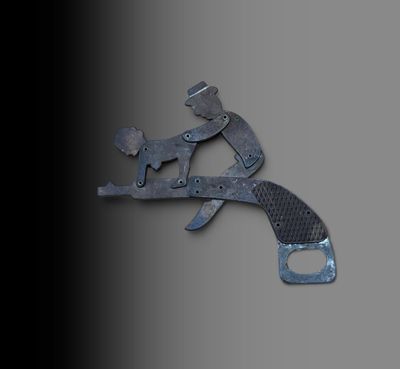 une sculpture en métal représentant un homme avec un chien sur le dos