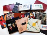un grand nombre de livres posés sur une table
