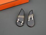 deux paires de chaussures noires et blanches posées sur une table